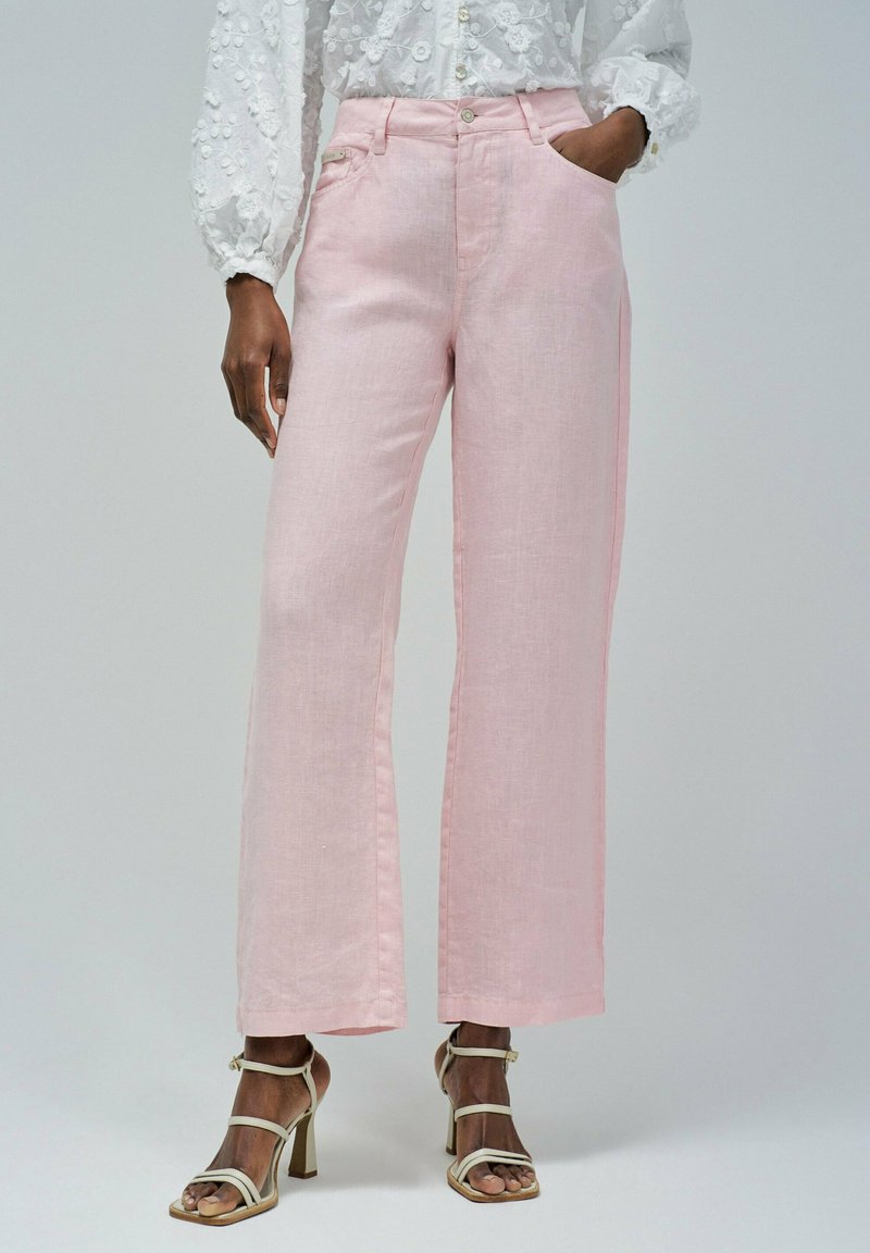 Pantalones de pierna ancha de color rosa claro hechos de lino con un acabado texturizado, que cuentan con bolsillos frontales, cierre de botón y detalles de costura.