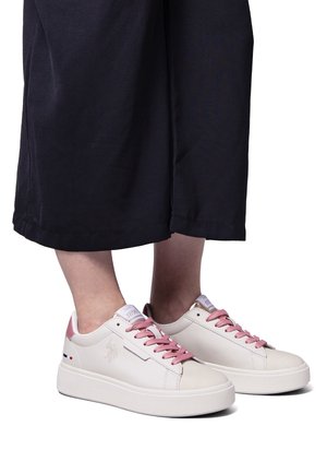 Sneaker bianche in pelle con lacci rosa, suola in gomma piatta, logo embossato sul lato e dettaglio a forma di bandiera sul tallone.