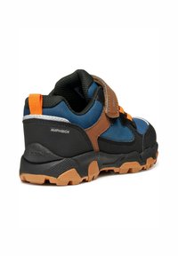 Scarpa sportiva blu e nera con accenti marroni, caratterizzata da una tomaia testurizzata, cinturino in Velcro e una suola robusta per una buona aderenza.