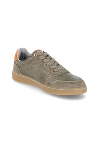 Baskets pour hommes en cuir lisse vert olive avec des côtés perforés, présentant un accent de talon beige et des lacets gris, ainsi qu'une semelle en caoutchouc.