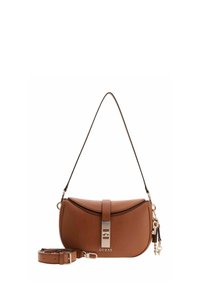 Sac en cuir marron à la forme courbée, doté d'une bandoulière unique, de ferrures argentées et d'un pompon décoratif. Il comprend une fermeture éclair et un logo.