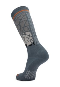 Calcetín gris a media pantorrilla con patrón geométrico de red en negro y naranja, refuerzo en el talón y en la puntera, y con agarre texturizado en la suela.