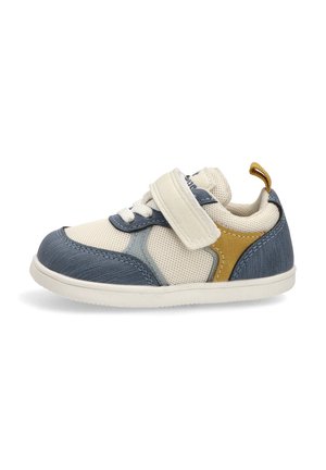 Zapatilla para niño pequeño con paneles en azul, crema y mostaza, tela de malla, tira de Velcro, cordones y suela blanca.