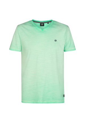 Lichtgroen V-hals T-shirt gemaakt van zacht materiaal, met een subtiele textuur en een klein logo op de linkerborst. Korte mouwen en een eenvoudig design.