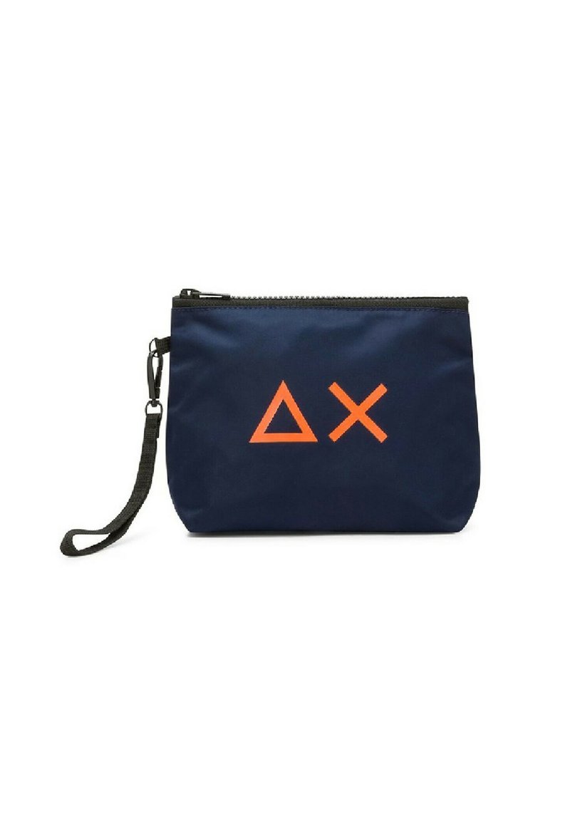 Pochette in tessuto blu navy con chiusura a zip, caratterizzata da un logo geometrico arancione. Include una tracolla nera per il trasporto o l'attacco.