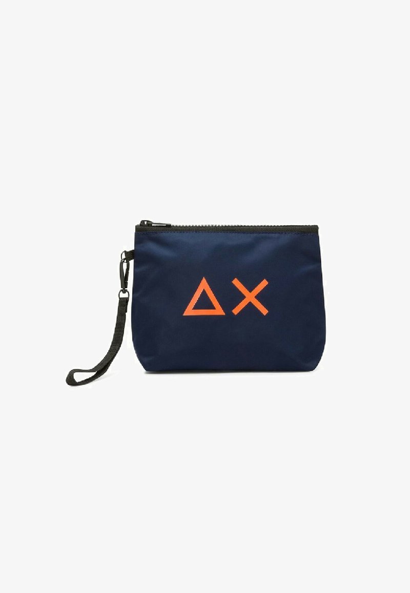 Pochette in tessuto blu navy con chiusura a zip, caratterizzata da un logo geometrico arancione. Include una tracolla nera per il trasporto o l'attacco.