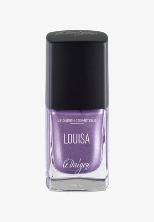 Lila Nagellack in einer transparenten Glasflasche mit schwarzem quadratischem Deckel und schimmerndem Finish. Der Text lautet "Louisa" und "Le Duigou Cosmétique."