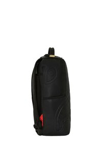 Zaino in pelle nera con superficie testurizzata, tasca laterale e dettaglio rosso. Presenta una forma elegante e una maniglia superiore per il trasporto.