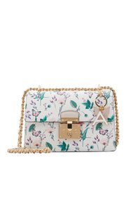 Borsa bianca con motivo floreale e tracolla in catena dorata, dotata di chiusura a scatto dorata e charms decorativi, tra cui una farfalla e la lettera "A".