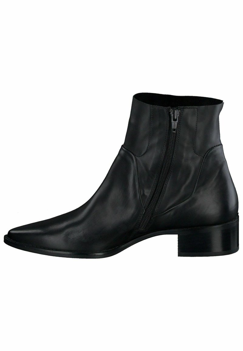 Bottine en cuir noir avec fermeture éclair latérale et petit talon bloc, bout pointu, finition lisse et détails de coutures minimalistes.