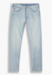 Jeans de mezclilla azul claro con corte recto, cinco bolsillos, remaches de latón y un ligero desgastado. Presentan un cierre estándar de botón y cremallera.