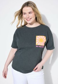 Camiseta de manga corta gris oscuro con un gráfico de sol amarillo y rosa y el texto "SUNSHINE" en el área del bolsillo superior izquierdo, hecha de material de algodón suave.