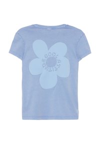 Lichtblauw katoenen t-shirt met een grote donkerblauwe bloemenprint op de achterkant. Korte mouwen en een ronde hals.