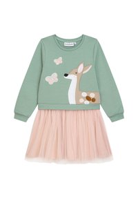 Grüner Langarm-Sweatshirt mit Stickerei von einem Reh und einem Schmetterling, kombiniert mit einem rosa Tüllrock, der ein geschichtetes, verspieltes Outfit kreiert.