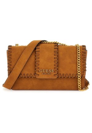 Sac bandoulière en daim marron avec coutures décoratives, bandoulière chaîne dorée et "GUESS EST 1981" embossé sur le rabat avant.