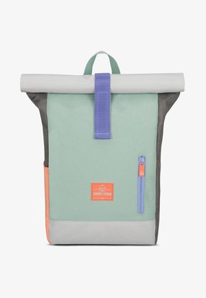 Vihreä rullattava reppu harmailla yksityiskohdilla, jossa on violetti hihna, oranssi vetoketjupussi ja logopatchi alhaalla.