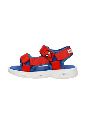 Blauwe en rode kindersandaal met witte zool, verstelbare banden en een Spider-Man gezicht opzij aan de band.