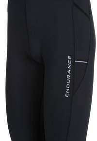 Zwarte sportleggingen met een strakke design, voorzien van een zijzak, reflecterende strook en het "ENDURANCE" logo in het wit op de dij.