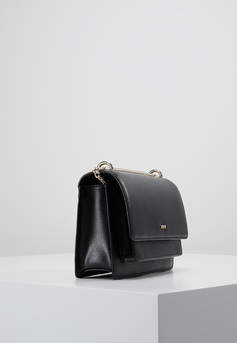 DKNY BRYANT SMALL CHAIN FLAP Axelremsväska blackgold DKNY BRYANT SMALL CHAIN FLAP Axelremsväska blackgold