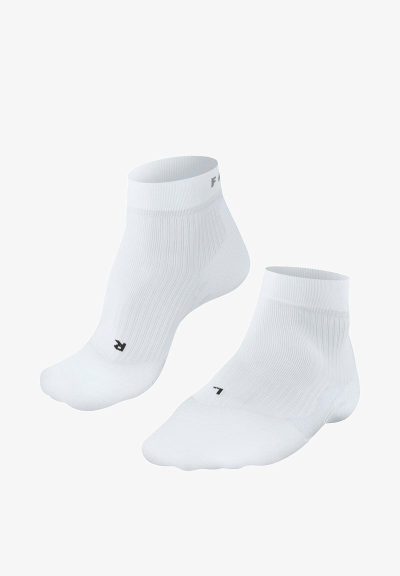 Calcetines blancos hasta los tobillos con textura acanalada, puño elástico y puntera reforzada. Presentan un logo negro en el lado externo de cada calcetín.