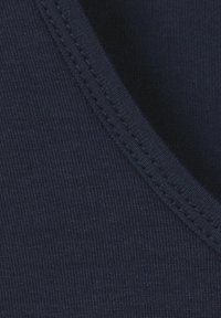 Dunkelblauer Baumwollstoff mit geripptem Textur und glatter Oberfläche, ergänzt durch einen V-Ausschnitt und deutlich sichtbare Nähte.