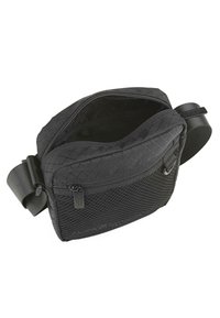 Bolsa de mensajero negra con exterior acolchado, compartimento principal con cremallera, bolsillo frontal de malla y correa ajustable. Material texturizado y ligero.