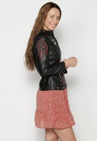 Koroshi Giacca in similpelle - black
