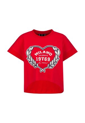 T-shirt rouge court à manches courtes avec un motif de cœur en couronne de laurier et un texte blanc indiquant "Milano Università 19V69 L’amore !" sur le devant.