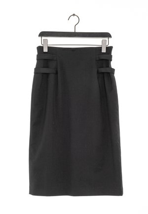 Czarna ołówkowa spódnica do kolan z podwójnymi ozdobnymi paskami w talii, wisząca na czarnym wieszaku na białym tle.