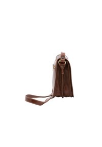 Borsa a tracolla in pelle marrone con forma rettangolare, tracolla regolabile, dettagli di cucitura laterale e design minimalista.