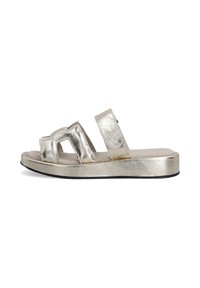Metallic guld slide sandaler med to brede stropper, der har udskæringsdetaljer, og en polstret fodseng. Tekstureret overflade på en fleksibel sål.