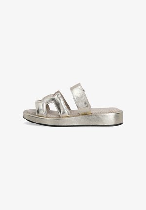 Metalen gouden slide-sandalen met twee brede banden met uitsnijdingen en een gevoerd voetbed. Textuur op een flexibele zool.