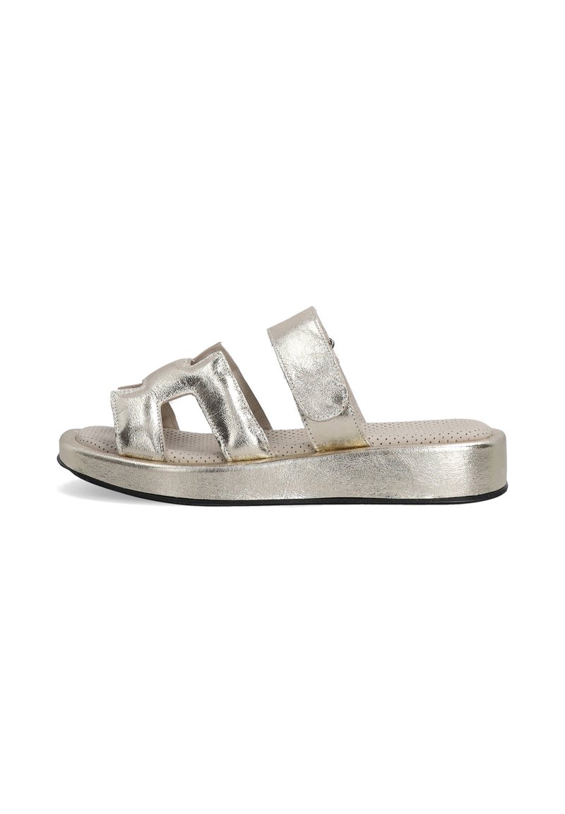 Metallic guld slide sandaler med to brede stropper, der har udskæringsdetaljer, og en polstret fodseng. Tekstureret overflade på en fleksibel sål.