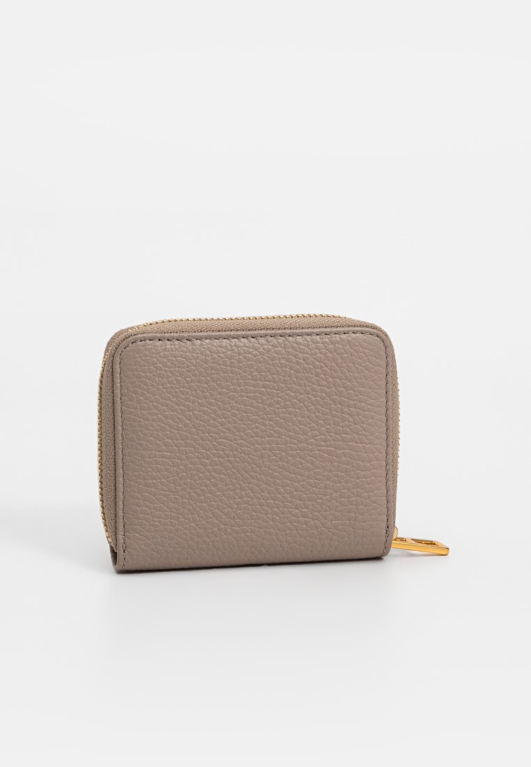 Portafoglio in pelle marrone con chiusura a zip, forma rettangolare e dettagli in metallo dorato. Design compatto, adatto per carte e contante.