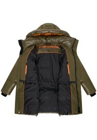 Olijfgroene pufferjack met een glanzende buitenkant, oranje accenten, ritszakken en een zwarte binnenvoering. Beschikt over een capuchon en drukknoopsluitingen.