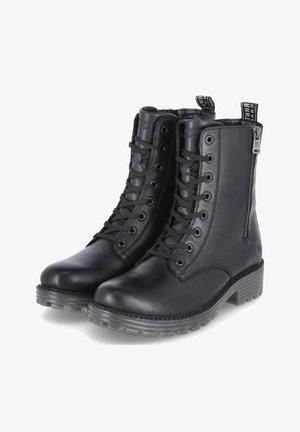 Bottes cheville en cuir noir avec un laçage à l'avant, une fermeture éclair latérale et une semelle en caoutchouc grise robuste avec des motifs antidérapants.