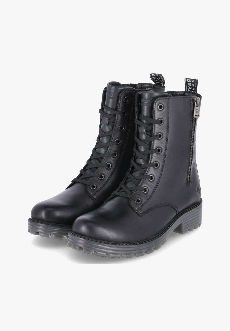 Bottes cheville en cuir noir avec un laçage à l'avant, une fermeture éclair latérale et une semelle en caoutchouc grise robuste avec des motifs antidérapants.