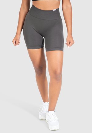 Hoge taille, donkergrijze sportshorts met een gladde textuur, geribbelde tailleband en afgewerkte randen. Gekleed met witte sneakers.