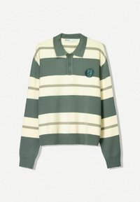 Långärmad polo-sweater med grön och krämfärgade horisontella ränder, tre knappar, ribbade ärmslut och en rund logotyp på bröstet.
