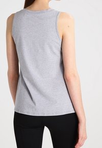 Grå ærmeløs top lavet af blødt bomuld, med rund halsudskæring og en afslappet pasform, med et ensfarvet design og minimale sømme.