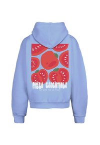 Šviesiai mėlyna bliuzonas su raudonų pomidorų ir žalių lapų grafika ant nugaros, su užrašu "Picos būtinybės" baltu šriftu.