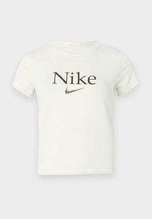 Weiße kurzärmelige Cropped-T-Shirt mit braunem "Nike"-Text und einem Leopardenmuster für das Nike-Swoosh-Logo auf der Brust.