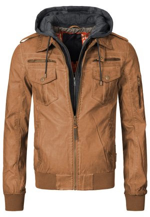 Chaqueta de cuero texturizada marrón con capucha gris, cierre de cremallera, dos bolsillos en el pecho y puños acanalados, que exhibe un diseño casual y en capas.