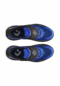 Blauwe sportschoenen met een gestructureerde zwarte strap, een bovenwerk van mesh en een spikkelige zwarte zool. Beschikt over een logo en veters voor de pasvorm.