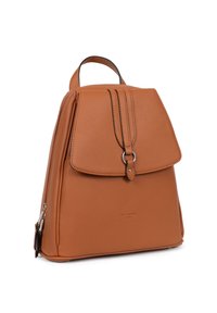 Sac à dos en cuir marron avec une finition texturée, un rabat de fermeture et des accessoires en argent. Il dispose d'une poignée supérieure et de bretelles ajustables.