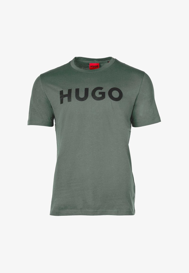 Alyvuogių spalvos medvilninis marškinėliai su apvaliu kaklu ir trumpomis rankovėmis. Priekyje yra didelis juodas "HUGO" logotipas.