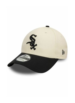 Gorra con parte superior crema, visera negra y logotipo bordado. Presenta un diseño estructurado y tamaño ajustable. Fabricada con tejido durable.
