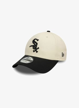 Gorra con parte superior crema, visera negra y logotipo bordado. Presenta un diseño estructurado y tamaño ajustable. Fabricada con tejido durable.