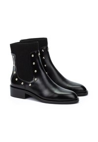 Botines de cuero negro hasta el tobillo con tejido acanalado en la parte superior, que presentan tachuelas doradas a lo largo de los lados y un tacón bajo en bloque.