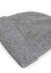 Szara dzianinowa czapka z prążkowaną fakturą i podwiniętym mankietem. Wykonana z miękkiego materiału, ma prosty, ciepły design.